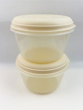 TWO Rubbermaid Servin Saver 6 Cup Round Food Storage Containers #3 Almond Lids